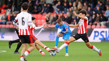 Jesús Barrios disputa un balón contra el PSV.