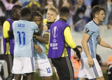 2-1. Claudio Beauvue celebró el segundo tanto con sus compañeros.