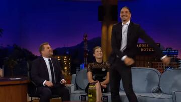 El futbolista sueco Zlatan Ibrahimovic bailando el &#039;Swish Swish&#039; en el programa de televisi&oacute;n estadounidense &#039;The Late Late Show&#039;.