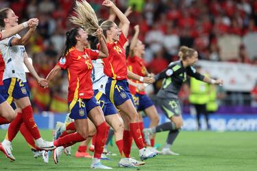 Alegría al final del partido: la selección española pasa a semifinales de la Eurocopa 2025 tras vencer a Suiza por 2-0.






