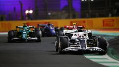 Gasly lidera un grupo de coches con el Alpha Tauri durante el GP de Arabia Saud&iacute;.