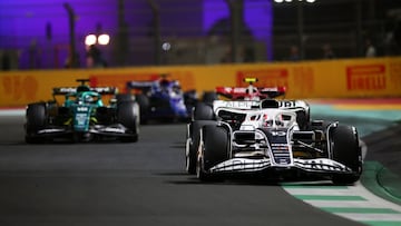 Gasly lidera un grupo de coches con el Alpha Tauri durante el GP de Arabia Saud&iacute;.