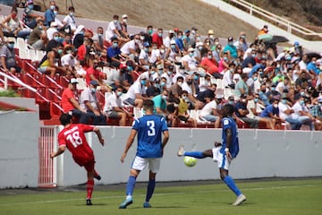 El fútbol dio ayer un importante paso con la disputa del primer partido con público. Fue en el playoff de ascenso a Segunda B que enfrentó en la isla canaria de El Hierro a Marino (Tenerife) y Tamaraceite (Gran Canaria) y que
terminó 0-1. Unas 300 personas pudieron acceder al campo de La Frontera, con invitaciones gratuitas.