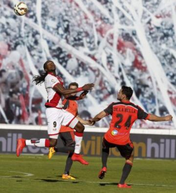 El delantero del Rayo Manucho y el defensa de la Real Sociedad Alberto de la Bella (d) durante el partido de la trigésimo octava y última jornada de Liga, que enfrenta a ambos equipos en el estadio de Vallecas.