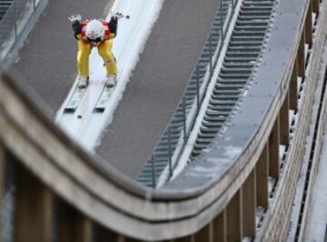 El ruso Alexey Romashov durante la sesión de calificación de salto de esquí del Campeonato del Mundo en Finlandia.