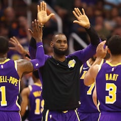 LeBron y su némesis se unen en la primera victoria de los Lakers