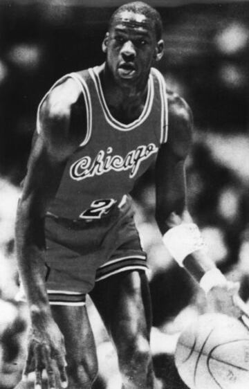 Michael Jordan empez¨® en Chicago Bulls en 1984. Estar¨ªa en dos ¨¦pocas diferentes (de 1984 a 1993 y de 1995 a 1998).