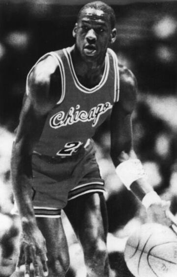 Michael Jordan empez en Chicago Bulls en 1984. Estara en dos pocas diferentes (de 1984 a 1993 y de 1995 a 1998).