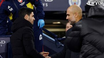 Mikel Arteta y Pep Guardiola, entrenadores de Arsenal y Manchester City, se saludan antes de un partido.