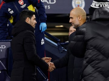 Mikel Arteta y Pep Guardiola, entrenadores de Arsenal y Manchester City, se saludan antes de un partido.