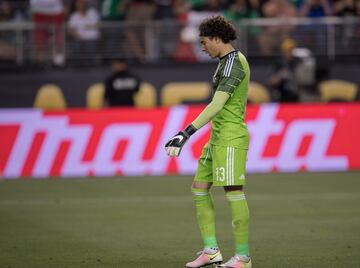 Quizá el momento más doloroso en la carrera de Ochoa. El 18 de junio de 2016, durante la Copa América Centenario, la Selección Mexicana recibió la goleada más apabullante en su historia al caer por 7-0 a manos de Chile durante los Cuartos de Final del Torneo. El primer tiempo terminó con desventaja de 2-0 y para la segunda parte llegó el racimo de tantos que tuvo que cargar Paco Memo a cuestas.