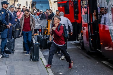 El jugador argentino del Benfica Gianluca Prestianni llegando al hotel en Madrid. 