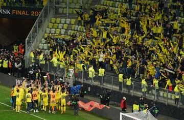 El Villarreal celebra el título de la Europa League con sus aficionados.