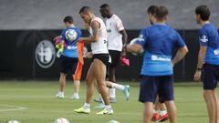 Rodrigo se ejercita junto a sus compa&ntilde;eros en una nueva sesi&oacute;n de entrenamiento del Valencia.