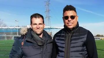 Andrés Pardo, junto a Ronaldo Nazario.