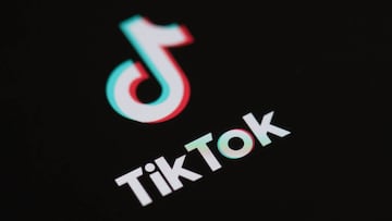 (ARCHIVOS) Esta foto de ilustración de archivo tomada el 27 de mayo de 2020 Esta imagen de ilustración muestra el logotipo de la aplicación de red social Tik Tok en la pantalla de un teléfono.