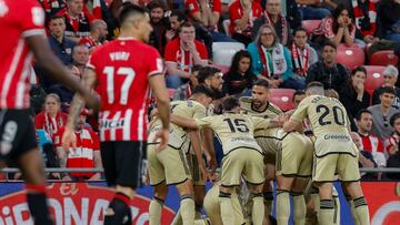 BILBAO, 19/04/2024.- Los jugadores del Granada celebran el 0-1 durante el encuentro de la jornada 32 de LaLiga entre Athletic Club de Bilbao y Granada CF, este viernes en el estadio de San Mamés, en Bilbao. EFE/ Miguel Toña
