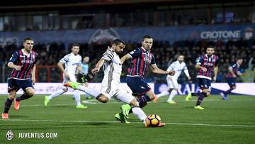 Tom&aacute;s Rinc&oacute;n dispara a puerta en el partido de la Juventus contra el Crotone.