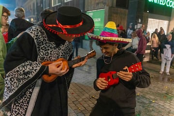 El carnaval de Vilanova, conocido por sus bailes de mantones o la batalla de caramelos, es una de las fiestas patrimoniales de Catalu?a y atrae a multitudes.