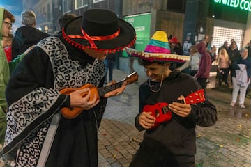 El carnaval de Vilanova, conocido por sus bailes de mantones o la batalla de caramelos, es una de las fiestas patrimoniales de Cataluña y atrae a multitudes.