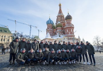 Los jugadores, muy abrigados, se dejaron ver por el centro de Moscú antes del entrenamiento de esta tarde. Mañana, ante el Spartak.