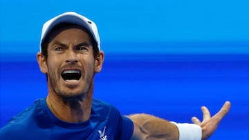 Andy Murray reacciona después de un punto del checo Jakub Mensik.