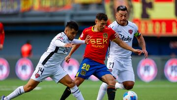 Futbol, Union Espanola vs Nublense
Fecha 7, Liga de Primera 2025
El jugador de Union Espanola Matias Marin, centro, disputa el balon con Jovanny Campusano y Lorenzo Reyes de Nublense durante el partido de primera division disputado en el Estadio Bicentenario de La Florida, en Santiago de Chile.
14/04/2025
Pepe Alvujar/Photosport
Football, Union Espanola vs Nublense
7th turn, Division League 2025
Union Espanola’s player Matias Marin, center, vies for the ball against Jovanny Campusano and Lorenzo Reyes of Nublense during the first division match at the Bicentenario Stadium in La Florida, Santiago, Chile.
14/04/2025
Pepe Alvujar/Photosport