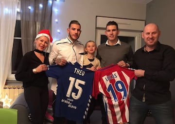 La familia de Theo al completo celebrando las Navidades. Su madre, su hermano Lucas Hernández y su padre, también futbolista, Jean-François Hernández.