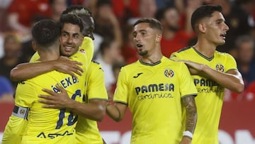 Ayoze celebra con sus compañeros del Villarreal gol 'in extremis' ante el Sevilla que les da la victoria (1-2).