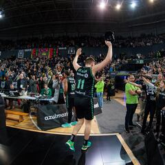 De Ridder se luce en un partido histórico con dos colegiadas