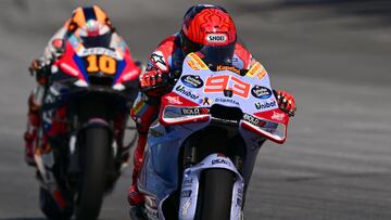 Marc Márquez por delante de Luca Marini durante el GP de Malasia de MotoGP.