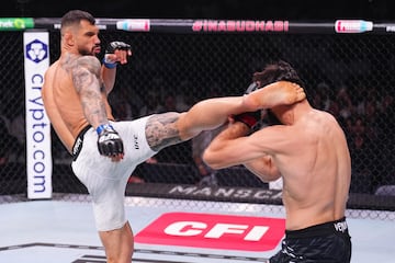 El luchador austriaco Aleksandar Rakic ??patea al luchador ruso Magomed Ankalaev en una pelea de peso semipesado.