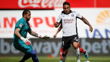 Futbol, Nublense vs Colo Colo.
Fecha 30, campeonato Nacional 2022.
El jugador de Colo Colo Marcos Bolados, derecha, disputa el balon con Nicola Perez de Nublense durante el partido de primera division realizado en el estadio Nelson Oyarzun de Chillan, Chile.
06/11/2022
Javier Vergara/PHOTOSPORT

Football, Nublense vs Colo Colo.
30th date, 2022 National Championship.
Colo Colo player Marcos Bolados, right, vies for the ball with Nicola Perez of Nublense during the first division match held at the Nelson Oyarzun stadium in Chillan, Chile.
06/11/2022
Javier Vergara/PHOTOSPORT