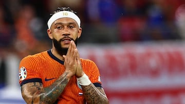 Memphis Depay reacciona durante un partido con Holanda.