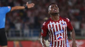AMDEP9501. BARRANQUILLA (COLOMBIA), 09/04/2024.- Deiber Caicedo de Junior celebra un gol contra Universitario este martes, en un partido de la fase de grupos de la Copa Libertadores entre Junior y Universitario en el estadio Metropolitano en Barranquilla (Colombia). EFE/ Agencia Kronos