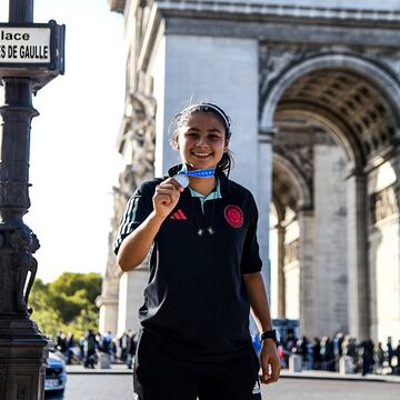 Las subcampeonas del Mundial Femenino Sub 17 de la India pasaron por la Torre Eiffel en París antes de su regreso a Colombia.