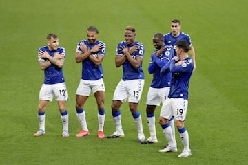 Yerri Mina celebra junto a Digne, Calvert-Lewin, Doucoure, Coleman y James un gol.