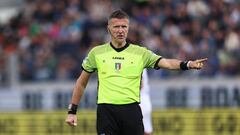 BERGAMO, ITALY - APRIL 08: The referee Daniele Orsato gestures during the Serie A match between Atalanta BC and Bologna FC at Gewiss Stadium on April 08, 2023 in Bergamo, Italy. (Photo by Francesco Scaccianoce/Getty Images)