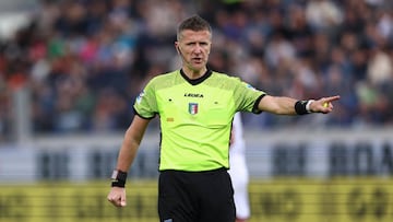 BERGAMO, ITALY - APRIL 08: The referee Daniele Orsato gestures during the Serie A match between Atalanta BC and Bologna FC at Gewiss Stadium on April 08, 2023 in Bergamo, Italy. (Photo by Francesco Scaccianoce/Getty Images)