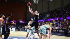 El Baskonia cae en Tenerife y no se afianza en el liderato