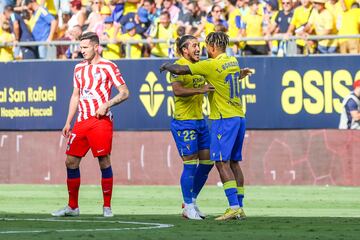 Bongonda celebra con Luis Espino el 1-0 al Atlético de Madrid. 
 