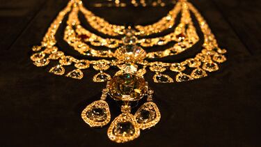Encargado por el Maharajá de Patiala a Cartier en 1928, desapareció misteriosamente en 1948. Aunque partes del collar se encontraron en Londres en 1998, el diamante principal y otras gemas siguen perdidos.