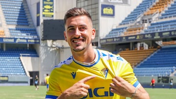 Javi Hernández señala el escudo del Cádiz.