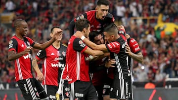 MEX13. GUADALAJARA (M&Eacute;XICO), 20/10/2017.- Milton Caraglio (c) de Atlas celebra su anotaci&oacute;n con sus compa&ntilde;eros hoy, viernes 20 de octubre de 2017, en un partido de la jornada catorce del Torneo Apertura del f&uacute;tbol mexicano, en el estadio &ldquo;Jalisco&rdquo;, en Guadalajara (M&eacute;xico). EFE/Ulises Ruiz Basurto