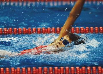 En los Juegos de Seúl de 1988, ante el dominio de la RDA, una húngara de 14 años y 45 kilos de peso, Krisztina Egerszegi, ganó el oro en los 200 metros braza y la plata en 100 metros espalda, donde solo fue superada por la alemana Kristin Otto, la gran estrella de los Juegos con seis medallas de oro. En un momento en el que las nadadoras de la Alemania Oriental solo eran desafiadas por Janet Evans (3 oros en aquellos Juegos de Corea del Sur), surgió esta húngara por aquel entonces desconocida.