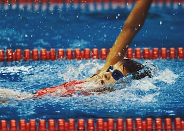 En los Juegos de Seúl de 1988, ante el dominio de la RDA, una húngara de 14 años y 45 kilos de peso, Krisztina Egerszegi, ganó el oro en los 200 metros braza y la plata en 100 metros espalda, donde solo fue superada por la alemana Kristin Otto, la gran estrella de los Juegos con seis medallas de oro. En un momento en el que las nadadoras de la Alemania Oriental solo eran desafiadas por Janet Evans (3 oros en aquellos Juegos de Corea del Sur), surgió esta húngara por aquel entonces desconocida.