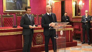 Luis Rubiales con Paco Cuenca en el Ayuntamiento de Granada.