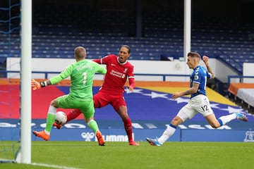 Liverpool y Everton protagonizaban una edición más del derbi de Merseyside y pese al 2-2 final, una de las acciones que sembró más polémica fue la entrada del portero de Everton.