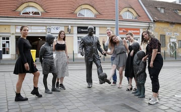 Un conjunto escultórico en homenaje a Ferenc Puskas en Budapest. La estatua principal es el propio Puskas vestido de traje dando toques a un balón mientras le observan unos niños que completan la obra escultórica.