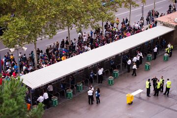 Un grupo de aficionados esperan en las puertas del recinto del Camp Nou. 